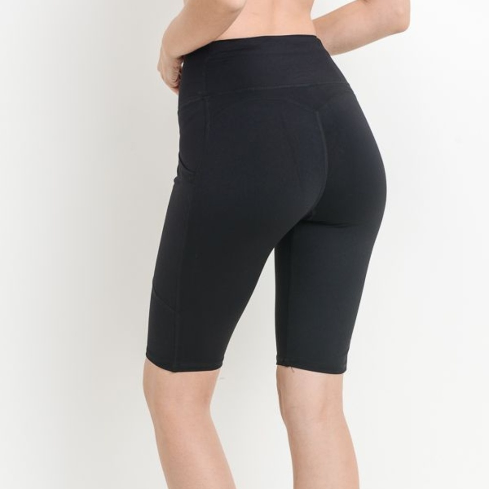 High Waist Short Leggings Featuring Side Pockets - Picture 3 of 8